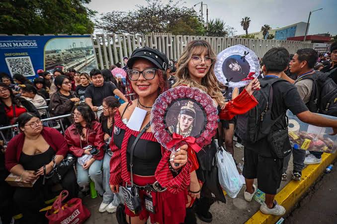 👀💜✨#LO�LTIMO | AS� SE VIVE LA ESPERA FUERA DEL ESTADIO SAN MARCOS, MILES DE ARMYS FORMAN LARGAS COLAS PARA VER A BTS. #NoticiasTrujillo #ahora #local #Bt #Army #Lima #Nacional
