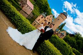 Unsere pforten bleiben nun geschlossen. Hochzeit Im Spessart Und Shooting An Der Marchenhaften Kulisse Schloss Mespelbrunn Hochzeitsfotografie Marco Sussek