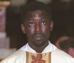 Don Paul Poku accolto dai fedeli nella parrocchia Vergine dell'Olmo