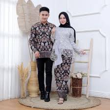 Inspirasi model baju untuk tunangan dan lamaran modern yang couple ini bisa jadi contoh bagi pasangan kekasih yang ingin terlihat modis. Harga Baju Couple Tunangan Brukat Terbaru Mei 2021 Biggo Indonesia