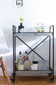 Die materialien stammen aus der luftfahrt und sind damit auch hinsichtlich hoher standards (und partynächte) erprobt. Was In Eine Gute Gin Bar Gehort Schon Bei Dir By Depot