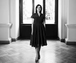 Unul dintre scriitorii moldoveni care este și deținător al premiului național pentru literatură a scris un articol, care seamănă mai mult a pamflet decât a text serios, în care maia sandu apare „goală pușcă. Rochia Maiei Sandu Din Fotografia Virala Este Creata De Un Designer Cunoscut Nu Este Neagra