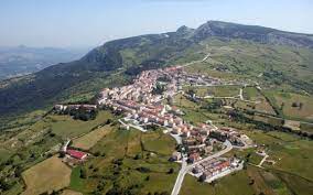 Capracotta è anche una nota località sciistica dotata di due impianti molto importanti, uno dedicato allo sci a14 uscita vasto sud: Capracotta