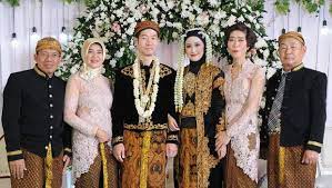 Kebaya juga dikenal sebagai pakaian adat jawa secara keseluruhan. Wanita Indonesia Nikahi Pria Korea Ungkap Alasan Lepas Hijab Saat Resepsi