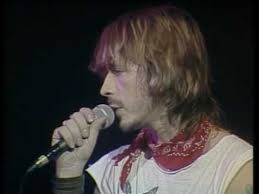 Clip De La Chanson Mistral Gagnant De Renaud Et Renaud Chanteur Engage Oui Le Temps Emporte Les Renaud Les Noirs Desi French Songs Music Book Music Is Life