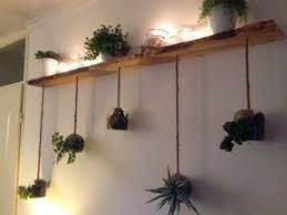plantjes in glazen hangers met touw door de robuuste plank erboven touw draperen en kaarsjes en planten o slaapkamer planten slaapkamerideeen planken ophangen