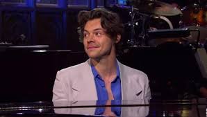 L'ex cantante degli onedirection avrebbe notato che l'attaccatura dei capelli si starebbe ritirando: Harry Styles Il Nuovo Look Di Capelli Sconvolge I Fan