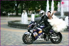 Motocicletas honda se pone a tu disposicion proporcionandote motos de trabajo, deportiva, cuatrimotos, doble. Boda En Motocicletas Ideas De Diseno Imagen De Los Jovenes Organizacion De Una Caravana Foto
