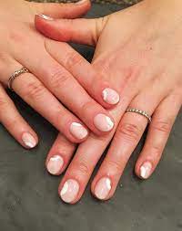 These gold and white nails make short nails look super pretty, and the accent nails on the middle and ring finger really pop! 11 Nail Art Ideas To Make Short Stubby Nails Look Longer Nailart Shortnails Minimal Nails Art Nail Art Designs Short Nails Art