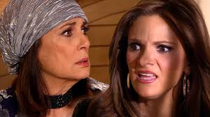 Rebeca descubre que Eva y Juan Carlos son la misma persona