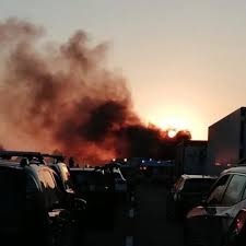 Un banda di rapinatori avrebbe tentato un assalto a un portavalori dando fuoco al mezzo per poi rapinarlo c'è un tentativo di rapina dietro l'incidente avvenuto questa sera lungo l'autostrada a1. Deb1map4caztlm
