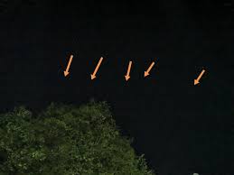 Na przykład, dzisiaj o godzinie 20:28 nad polską ujrzymy 48 satelitów, o godzinie 22:05 27 satelitów, a o godzinie 22:18 7 satelitów. Dziwne Zjawisko Nad Wadowicami Po Niebie Przejechal Kosmiczny Pociag
