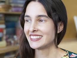 Diana Oliver: “Se exige mucho a las madres: está mal visto que te quejes o  que des a luz y estés triste”