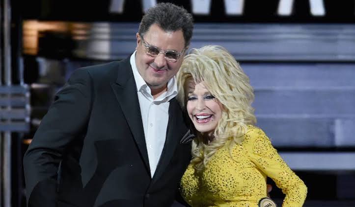 Vince Gill Gets Emotional While Honoring Dolly Parton in Heartfelt Tribute Performance - Yahoo News UK
