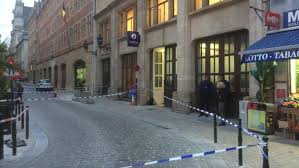 Un policier a été attaqué, tôt ce matin vers 5h30, par un homme armé d'un couteau devant le commissariat central de la ville. Un Policier Agresse Au Couteau Ce Mardi Matin Devant Un Commissariat A Bruxelles