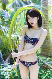 日本AV女优武田玲奈小巧身材比基尼，穿衬衣进泳池- 公子留步美女图片网