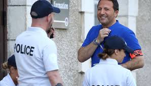 Mission ecole de police », personne ne sait si les six personnalités réussiront leur mission mais une chose est sûre : Videos L Emission D Arthur Tournee A L Ecole De Police De Perigueux Diffusee Ce Vendredi Soir