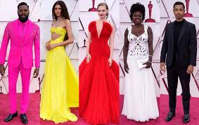 Zum beispiel bei filmfestspielen, wie der berlinale oder den oscars, aber auch bei königlichen hochzeiten. Oscars 2021 Das Sind Die Coolsten Outfits Farben Und Accessoires