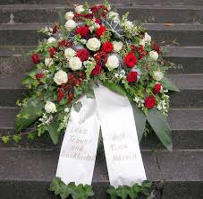 Trauerkranz Rot Weiss Trauerblumen Trauerfloristik Beerdigung Menschmeisterfloristik Blumen Zur Beerdigung Trauerkranz Trauerblumen