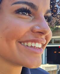 UITVERKOCHT !! En natuurlijk zijn ze er ook in het goudkleurig deze leuke  hartjes oorbellen afgewerkt met zirkonia steentjes 😍 Wat zul je stralen  tijdens de feestdagen 🎅🎄 P.s. Misschien komen ze