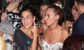 Εκεί σπουδάζει στο τμήμα διαχείρισης. Kai Omws Einai H Korh Ths Tamta Fwto Gossip Tv Gr