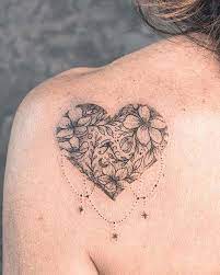 A sexy tattoo on a woman's shoulder looks highly flirty to the men out there that see it, because it's just barely peeking up on their shoulder. 41 Most Beautiful Shoulder Tattoos For Women Stayglam