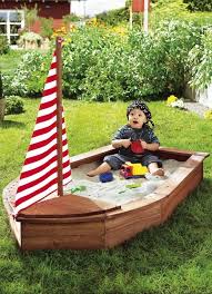 Sandkasten In Bootsform Aus Holz Mit Segel Und Sitzbank Sandkasten Hinterhof Spielplatz Und Spielplatz Design