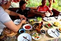 Rakı is de bekendste sterke drank in turkije. Eerst Eten Dan Praten