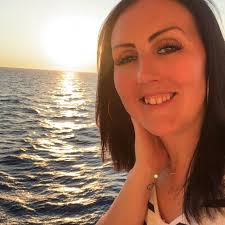 Step into summer at Smirnoff & CMT Present: The Summer of Dreams Concert!  🇺🇸 Grab a drink and catch performances by country music stars Dustin  Lynch and Lindsay Ell!