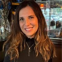 Claudia Hurst's Instagram, Twitter & Facebook