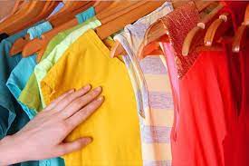 Beyaz bir sweatshirt sadece kapşonunun iç kısmı siyah, annem beyazlarla birlikte yıkarken bide çamaşır suyu dökmüş siyah kısmı solmuş açık kahvrengi bir renge dönmüş bunu nasıl düzeltebiliriz o astarı değiştirme dışında çünkü o kumaştan bulmak çok zor astarı yumuşak likralı bir kumaş. Renk Cikartan Camasirlar Nasil Yikanmalidir
