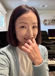 이번엔 진짜 머리 기를려고 지난 겨울에 한국에서 머리 방울도 사오고 헤드샷도 다시 찍고 했는데. 어제 뿌염하러 갔다가 단발병 도져서…  또 싹둑. 💇🏻‍♀️ 머리는 다시 자라니까 괜찮아… 그치..?😑