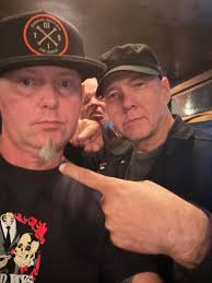 Is Raul still playing the bassguitar? Or is there a new bassplayer?