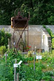 Un Certain Nombre De Vestiges De L Ancien Potager Sont Encore Visibles Ancienne Serre Trace D Une Serre Adossee Pompe Pour Serre Adossee Irrigation Jardins