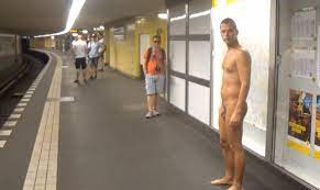 Qué hace este hombre desnudo en el metro de Berlín? 