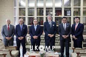Tanganku mengelus perlahan kulit yang mulus dan licin, pahanya keatas lagi pinggulnya, kemudian kembali kepahanya lagi, kunikmati sentuhan jariku inci demi inci, bahkan aku sudah berani meremas bokongnya yang sudah agak kendor dan masih terbungkus cd. Yab Menteri Besar Pahang Terima Kunjungan Hormat Duta Besar Belgium Pahang Media