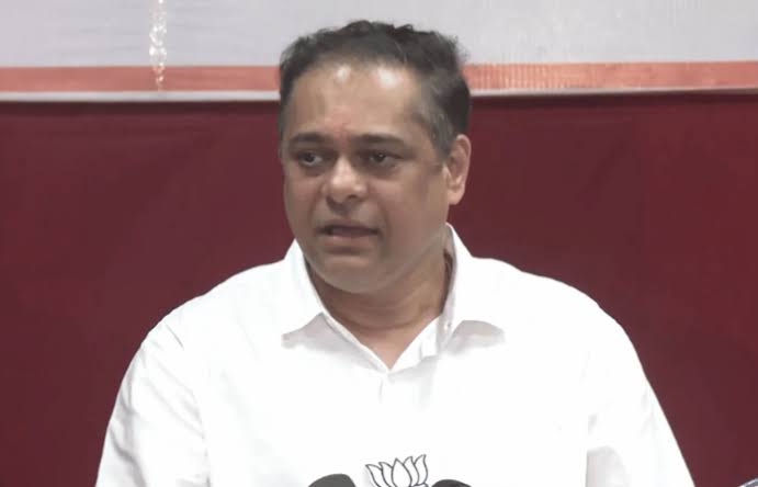 आमदार साटम यांना मनसेने दाखवले काळे झेंडे