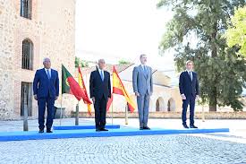 Después de tres meses de colas kilométricas en los controles del principal paso entre españa y portugal,. File La Reapertura De La Frontera Entre Espana Y Portugal Badajoz Y Elvas Miercoles 1 De Julio De 2020 05 Png Wikipedia
