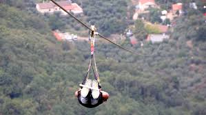 Il volo dell'angelo consiste nel gesto di lanciarsi tra paesaggi spettacolari indossando un casco protettivo e un'imbracatura specifica, pensata per poter scivolare lungo un cavo d'acciaio che delinea il percorso del scopriamo allora quali sono i 5 luoghi migliori dove fare il volo dell'angelo in italia. Il Volo Dell Angelo A Panni Monti Dauni Provincia Di Foggia