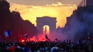 Elle se déroulera en russie du 14 juin au 15 juillet 2018. Les Images Des Champs Elysees Apres La Victoire Des Bleus En Coupe Du Monde Youtube