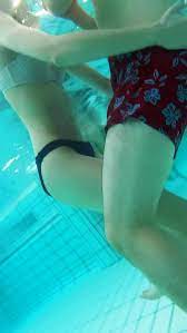 プールの水中でイチャつくカップルのエロ画像 - 性癖エロ画像 センギリ