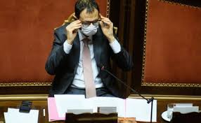 See more of gianluigi paragone on facebook. Ecco I Regali Di Natale Di Conte Ai Ristoratori Gianluigi Paragone Macche Ai Poteri Forti Il Tempo