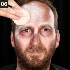 Holen sie sich ein 17.208 zweites woman applying halloween makeup on stockvideo mit 24fps. Zombie Make Up Anleitung Maskworld Maskworld Com
