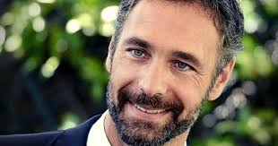 Evangelista è un volto noto al grande pubblico televisivo per aver partecipato a diverse trasmissione, come domenica in e i fatti vostri. Raoul Bova Dimagrito 20 Chili Irriconoscibile Alla Festa Del Cinema Di Roma