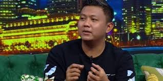 Sebelum merilis lagu tanpo tresnamu, deny caknan sudah terlebih dulu merilis lagu 'sugeng dalu' dan 'kartonyono medot janji' yang membuatnya terkenal hingga sekarang. Lirik Dan Chord Lagu Lekaslah Membaik Denny Caknan