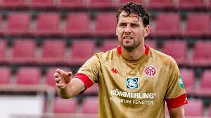 Han spiller hovedsageligt som angriber for mainz 05 i bundesliga. Unter Beierlorzer Aussortiert Mainz Sturmer Szalai Gegen Leverkusen Zuruck Im Kader Sportbuzzer De