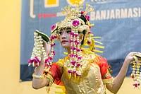 Pola atau garis yang dilewati penari disebut ilmusosial id from wwwilmusosialid. Tari Wikipedia Bahasa Indonesia Ensiklopedia Bebas