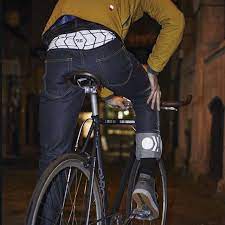 out in town at night wearing a pair of rb3 reflective cycling jeans visit www resolutebayclothing com cycling bike bicycle fixedgea moda estilo bici moda