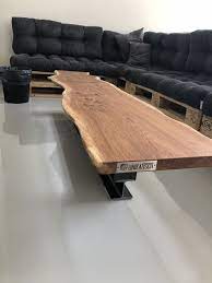 baumstammtisch im wartebereich eines tattoostudio in hamburg industriedesign holz mobel