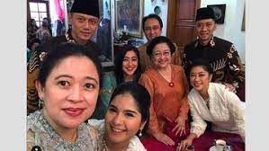 Hayooo, kita voting yuk siapa yang sewaktu gadis muda doeloe paling cantik di antara ketiga wanita berpengaruh di indonesia ini?? Akrabnya Lebaran Di Rumah Megawati Ada Wefie Jokowi Ahy
